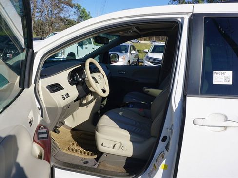 Used 2014 Toyota Sienna XLE image 2