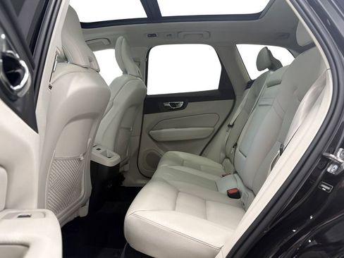 Used 2019 Volvo XC60 T5 Momentum w/ Multimedia Package AWD/4WD image 11