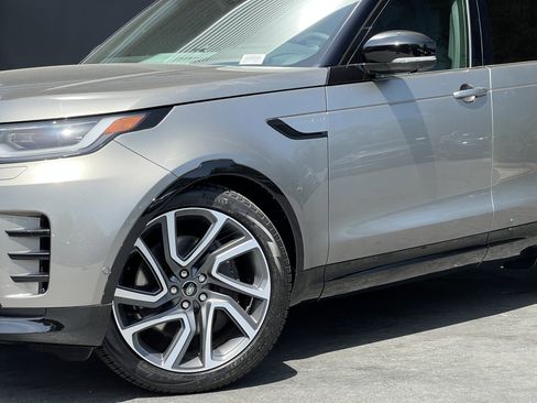New 2024 Land Rover Discovery Dynamic SE image 2