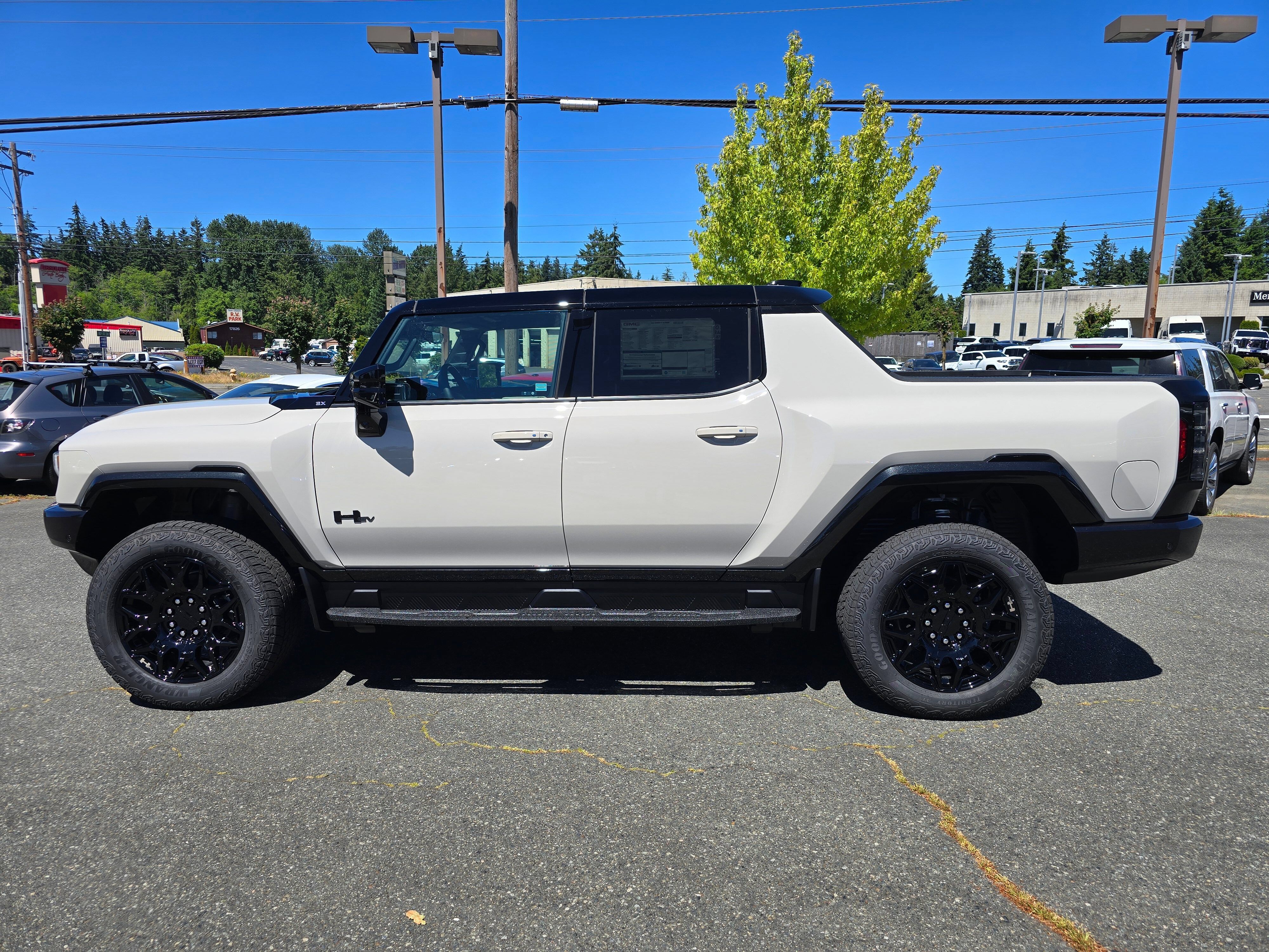 New 2026 GMC Hummer EV 4x4 Crew Cab w/ LPO, Dark Essentials Package image 4