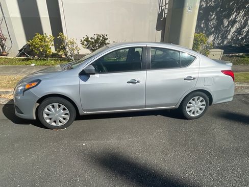 Used 2016 Nissan Versa SV FWD image 1