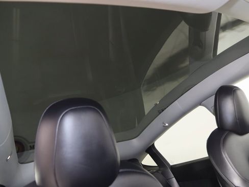 Used 2022 Tesla Model Y Long Range image 12