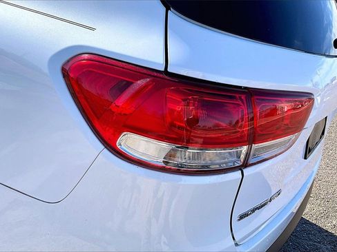 Certified 2018 Kia Sorento EX image 33