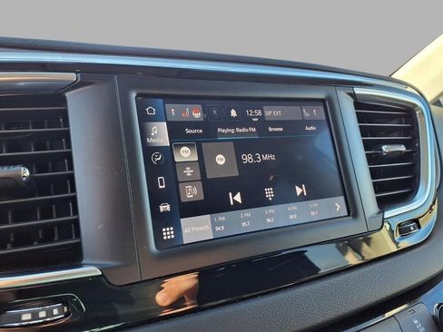 Used 2024 Chrysler Voyager LX image 5