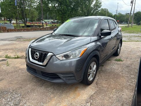 Used 2020 Nissan Kicks S image 2