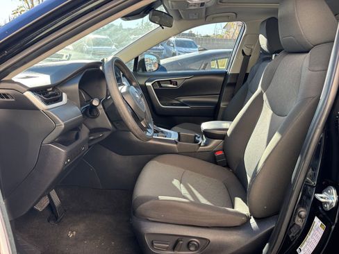 Used 2025 Toyota RAV4 XLE image 27