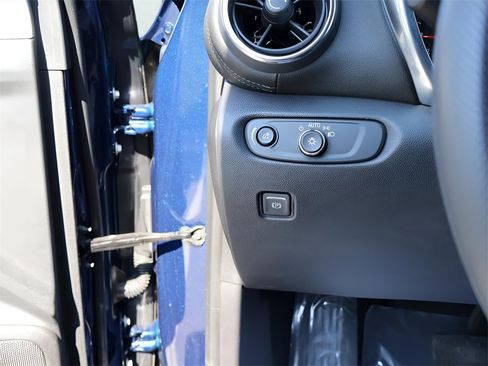 Used 2022 Chevrolet Blazer LT image 32