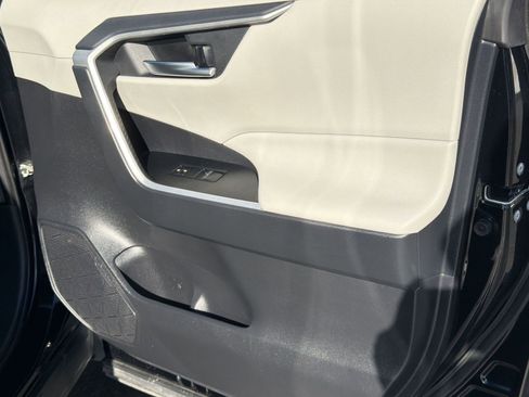 Used 2021 Toyota RAV4 XLE Premium image 23
