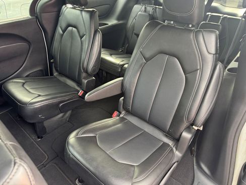Used 2025 Chrysler Pacifica Select image 40