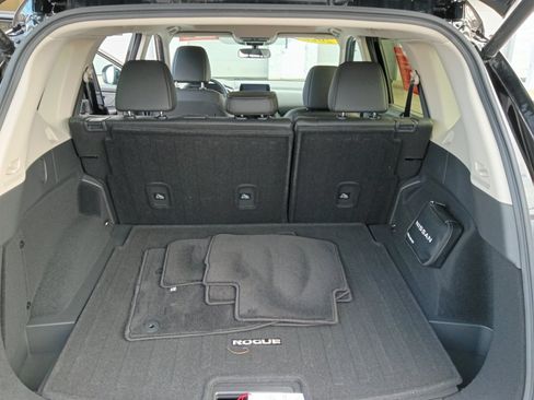 Used 2025 Nissan Rogue SV w/ SV Premium Package FWD image 15