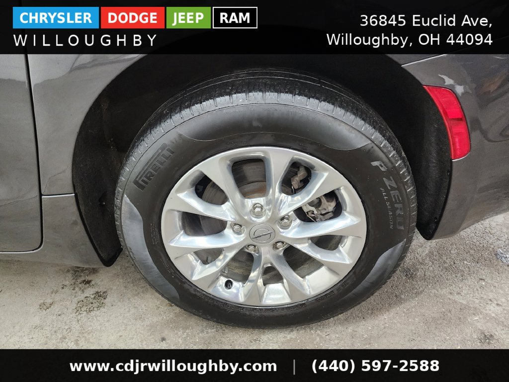 Used 2023 Chrysler Pacifica Touring-L AWD/4WD image 40