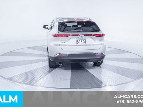 Used 2022 Toyota Venza XLE image 9