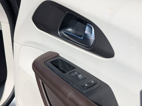 Used 2020 Chrysler Voyager LX image 35