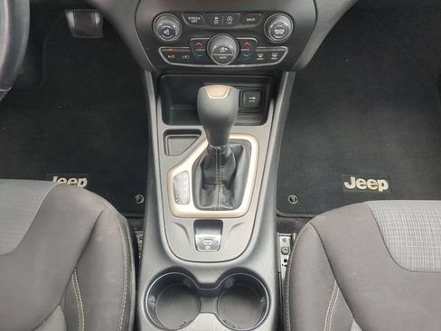 Used 2017 Jeep Cherokee Latitude w/ Comfort/Convenience Group FWD image 21