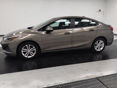 Used 2019 Chevrolet Cruze LT w/ Convenience Package FWD image 2