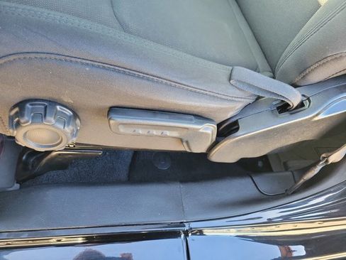 Used 2019 Jeep Wrangler Unlimited Sahara image 21