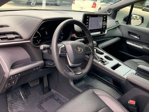 Used 2024 Toyota Sienna XLE Woodland Edition image 17