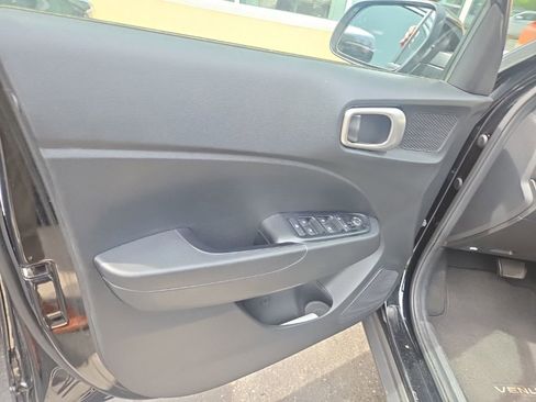 Used 2023 Hyundai Venue SEL w/ Cargo Package image 7