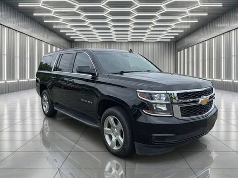 Used 2015 Chevrolet Suburban LT RWD image 2