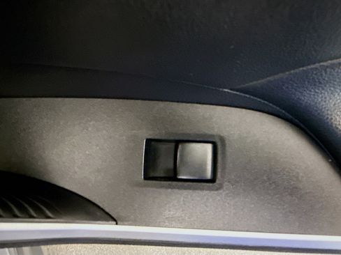 Used 2021 Toyota RAV4 XLE w/ Convenience Package FWD image 31