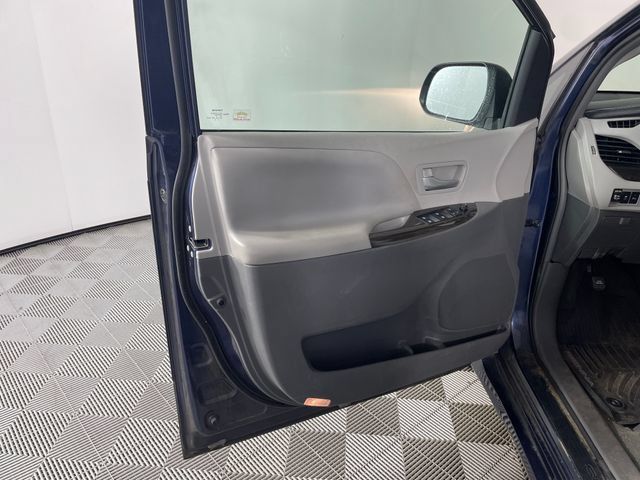 Used 2018 Toyota Sienna XLE Premium AWD/4WD image 12