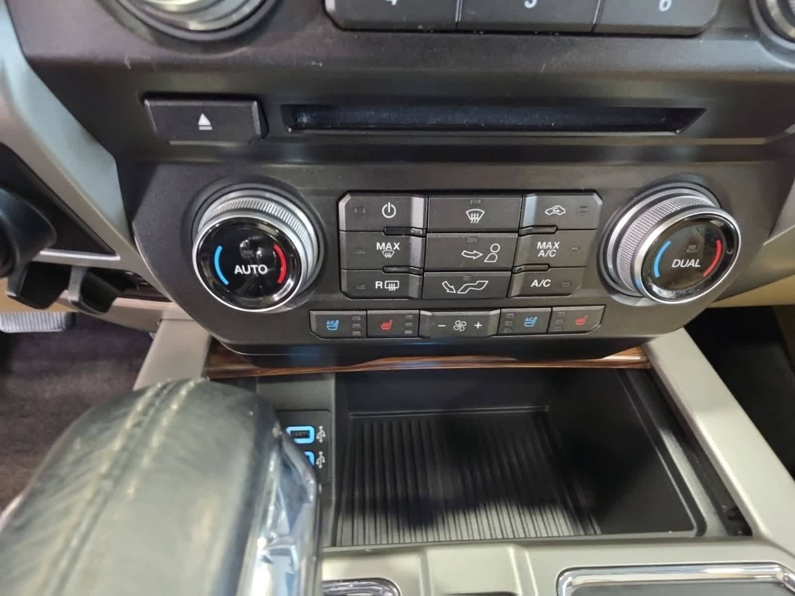 Used 2017 Ford F150 Lariat w/ Equipment Group 502A Luxury AWD/4WD image 33