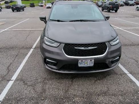 Used 2022 Chrysler Pacifica Touring-L FWD image 4