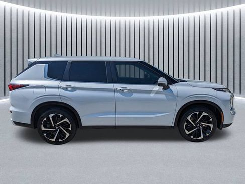 Used 2023 Mitsubishi Outlander SE FWD image 3
