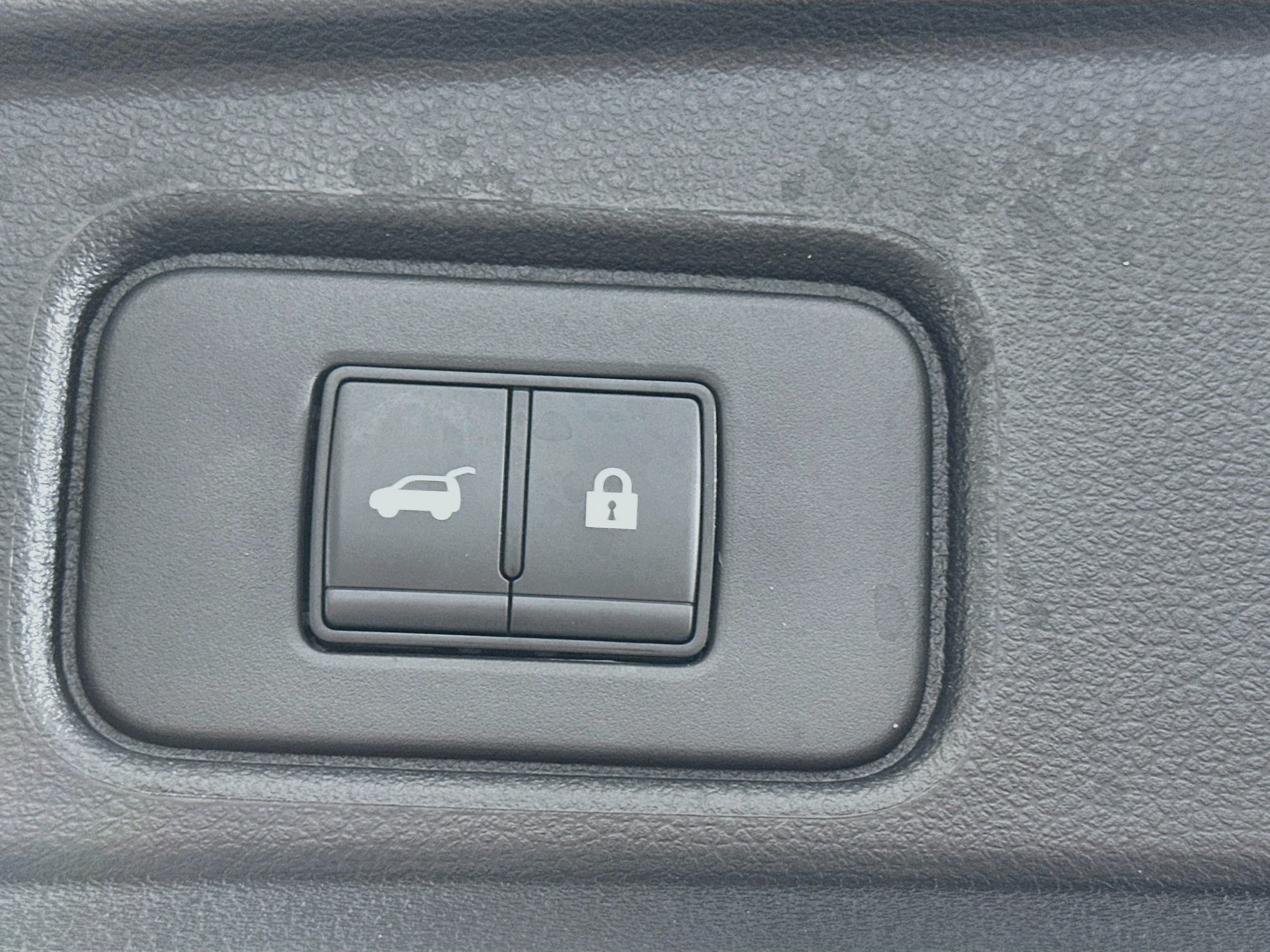 Used 2025 Nissan Pathfinder SV FWD image 30