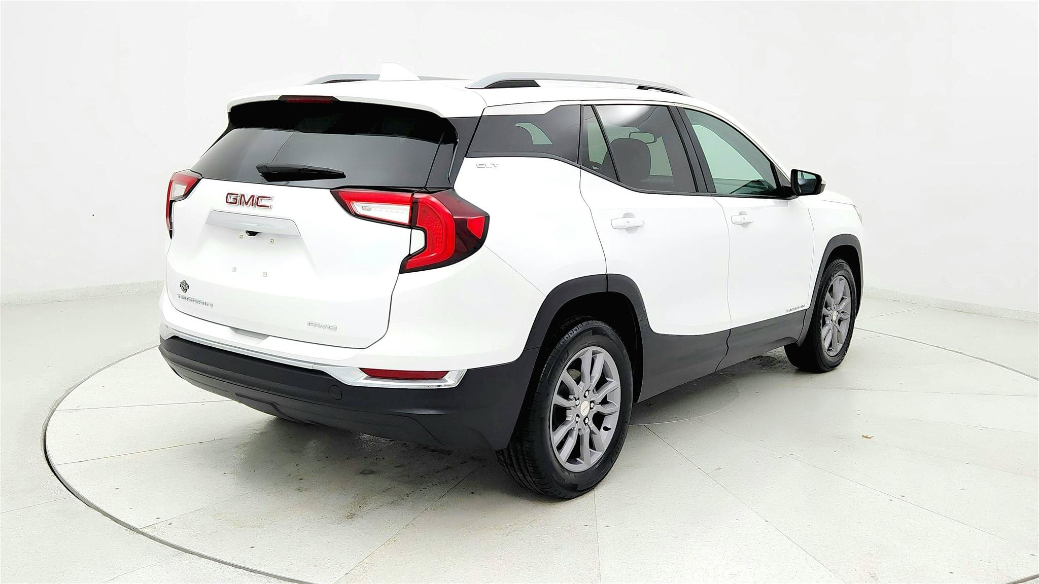 Used 2024 GMC Terrain SLT AWD/4WD image 5