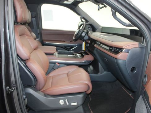 New 2025 Lincoln Navigator L Reserve image 32