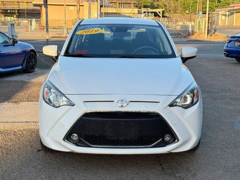 Used 2019 Toyota Yaris LE FWD image 3