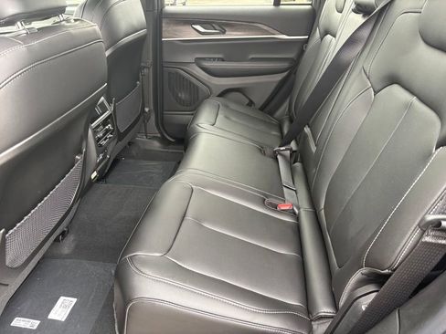 New 2025 Jeep Grand Cherokee Limited image 32