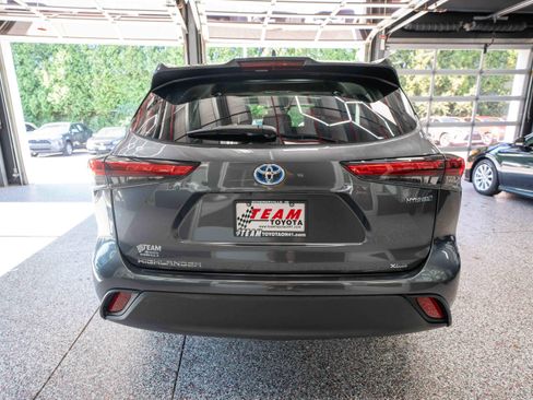 Used 2021 Toyota Highlander XLE AWD/4WD image 3