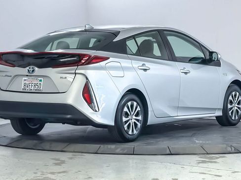 Used 2021 Toyota Prius Prime XLE FWD image 2