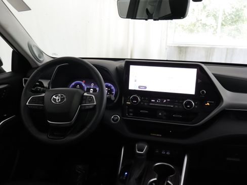 Used 2025 Toyota Highlander Platinum AWD/4WD image 2