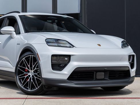 New 2025 Porsche Macan 4S Electric image 9