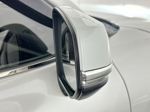 Used 2023 Toyota Highlander L image 10