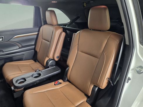 Used 2019 Toyota Highlander Limited image 18