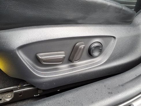 Used 2019 Toyota Camry SE image 5