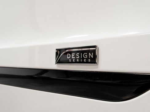 Used 2020 Bentley Bentayga Design Series image 44