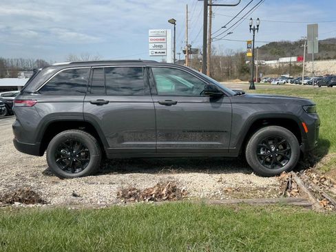 New 2026 Jeep Grand Cherokee Altitude AWD/4WD image 2