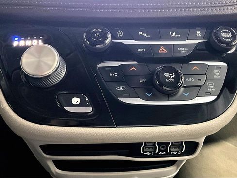 Used 2021 Chrysler Pacifica Touring image 15
