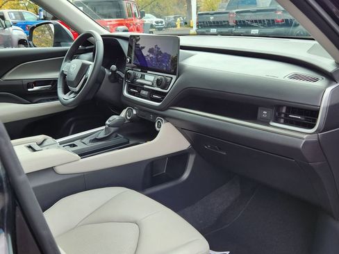 Used 2025 Toyota Grand Highlander AWD image 17