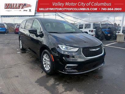 New 2025 Chrysler Pacifica Select