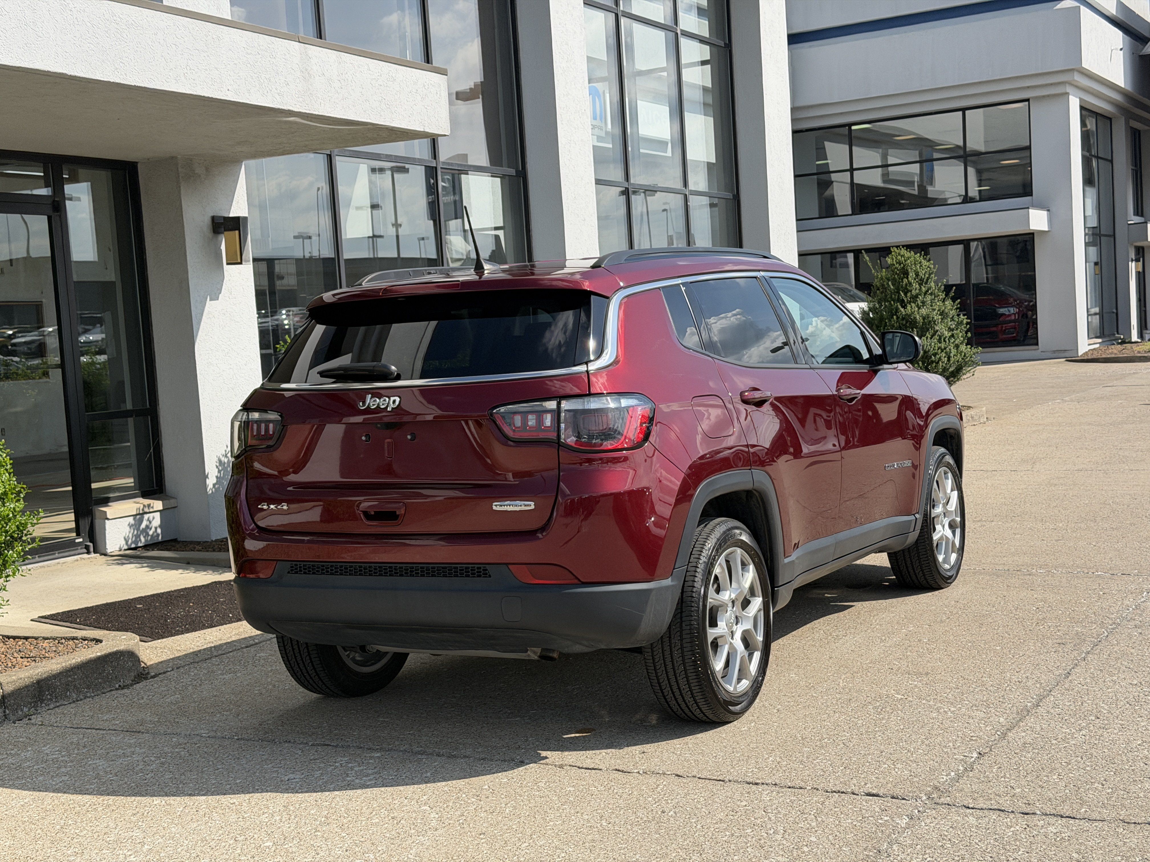 Used 2022 Jeep Compass Latitude AWD/4WD image 5