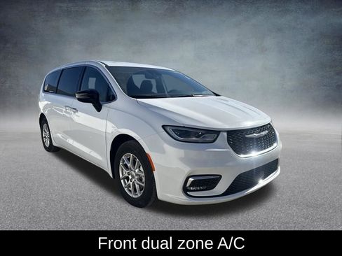 Used 2025 Chrysler Pacifica Select image 10