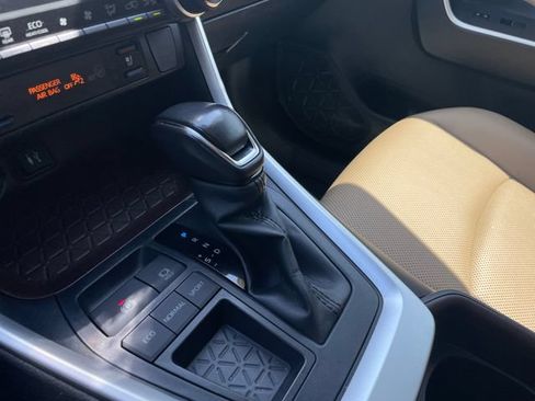 Used 2019 Toyota RAV4 Limited w/ Cold Weather Package FWD image 17