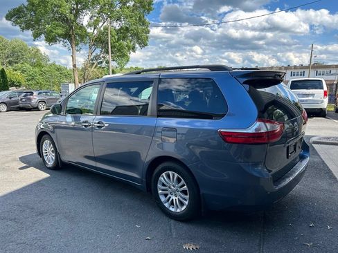 Used 2017 Toyota Sienna XLE Premium FWD image 7