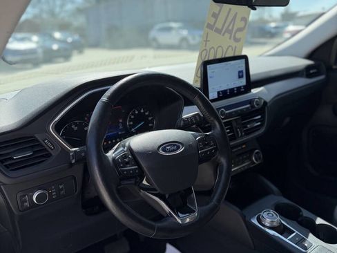 Used 2021 Ford Escape SE w/ SE Sport Appearance Package image 9